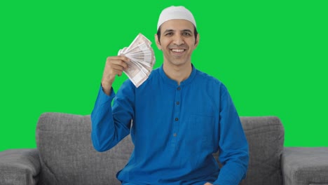 Hombre-Musulmán-Feliz-Usando-Dinero-Como-Pantalla-Verde-Del-Ventilador
