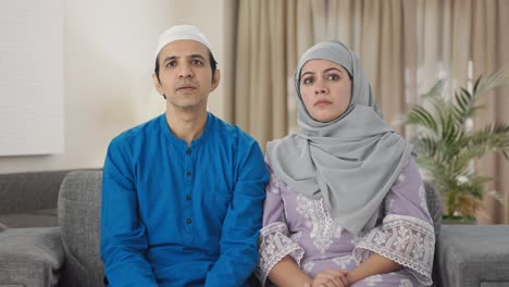 Muslimisches-Paar,-Das-Zu-Hause-Fernsieht