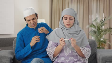 Pareja-Musulmana-Preocupada-Comprobando-La-Prueba-De-Embarazo