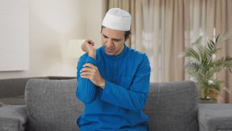 Hombre-Musulmán-Enfermo-Que-Sufre-Dolor-En-La-Mano
