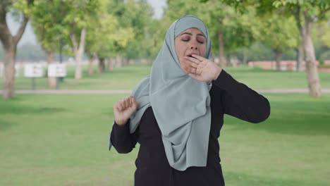 Mujer-Musulmana-Somnolienta-Y-Cansada-En-El-Parque