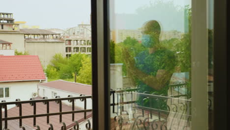 Spiegelbild-Eines-Klatschenden-Mannes-Auf-Dem-Balkon