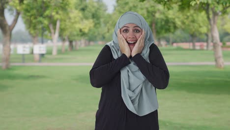 Glückliche-Muslimische-Frau,-Die-Im-Park-Eine-Große-Überraschung-Erlebt