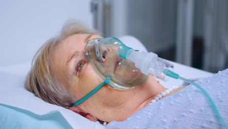 Senior-woman-breathing-slowly-with-oxygen-mask
