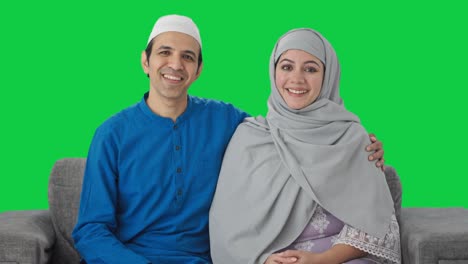 Feliz-Pareja-Musulmana-Hablando-Con-La-Cámara-En-Pantalla-Verde.