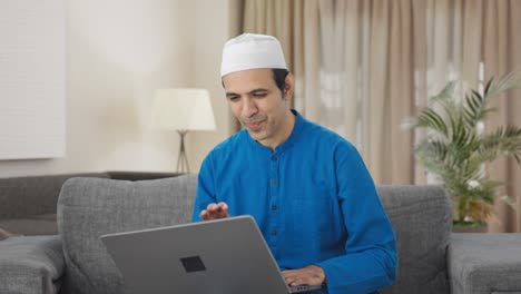 Glücklicher-Muslimischer-Manager,-Der-Per-Videoanruf-Auf-Dem-Laptop-Spricht