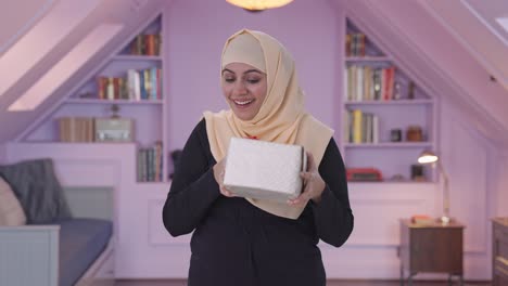 Glückliche-Muslimische-Frau,-Die-Ein-Geschenk-Erhält
