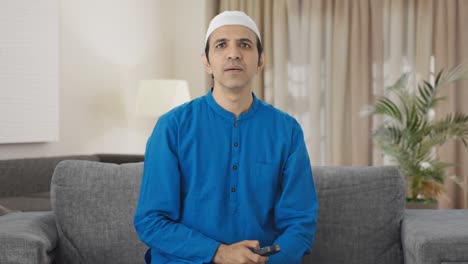 Hombre-Musulmán-Viendo-Televisión-En-Casa