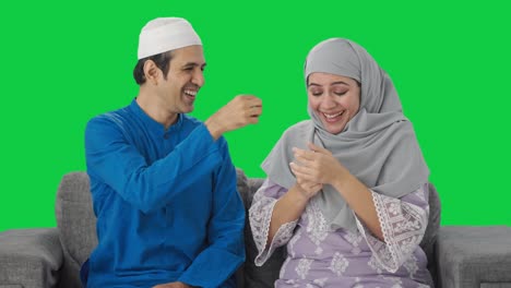 Marido-Musulmán-Regalando-Coche-A-Su-Esposa-Pantalla-Verde