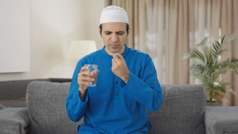 Hombre-Musulmán-Enfermo-Comiendo-Medicina