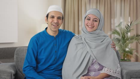 Glückliches-Muslimisches-Paar,-Das-Mit-Jemandem-Spricht