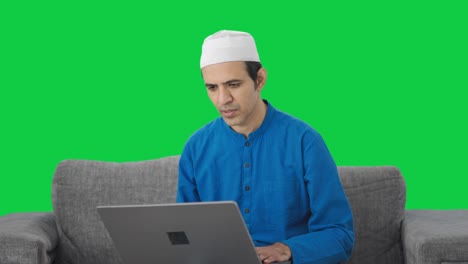 Hombre-Musulmán-Hablando-Por-Videollamada-En-La-Pantalla-Verde-Del-Portátil