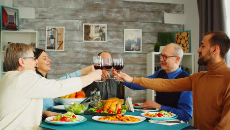 Glückliche-Familie-Beim-Mittagessen,-Toasten-Mit-Rotwein