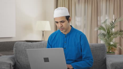 Muslimischer-Mann,-Der-Von-Zu-Hause-Aus-Arbeitet