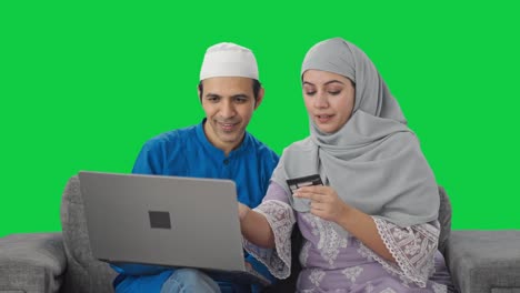 Pareja-Musulmana-Haciendo-Compras-En-Línea-En-Una-Computadora-Portátil-Usando-La-Pantalla-Verde-De-La-Tarjeta-De-Crédito