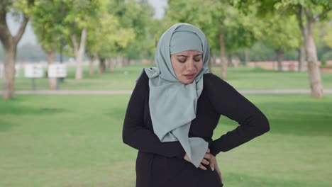 Mujer-Musulmana-Enferma-Que-Sufre-De-Dolor-De-Espalda-En-El-Parque