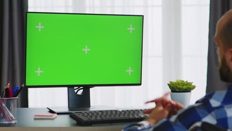 Looking-at-green-screen