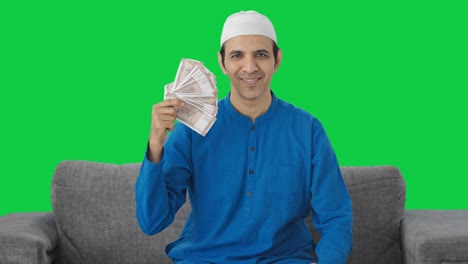 Egoistischer-Muslimischer-Mann,-Der-Geld-Als-Fan-Greenscreen-Nutzt