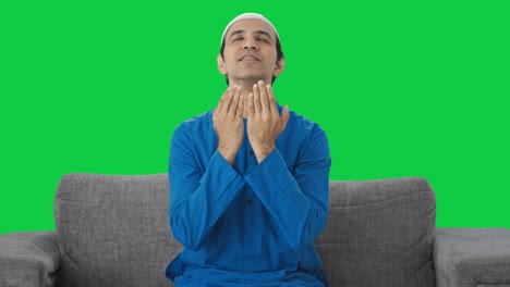 Glücklicher-Muslimischer-Mann,-Der-Namaz-Green-Screen-Liest