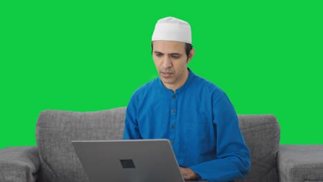 Hombre-Musulmán-Enojado-Gritando-En-Videollamada-En-La-Pantalla-Verde-De-Una-Computadora-Portátil