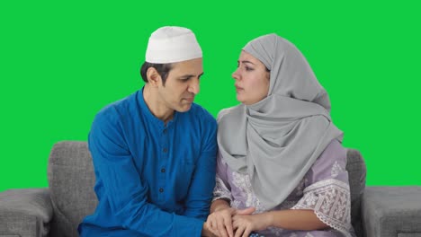Muslimisches-Paar-Kämpft-Um-Grünen-Bildschirm-Mit-TV-Fernbedienung