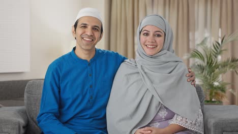 Glückliches-Muslimisches-Paar,-Das-Mit-Der-Kamera-Spricht