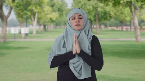Mujer-Musulmana-Culpable-Pidiendo-Perdón-Y-Disculpándose-En-El-Parque