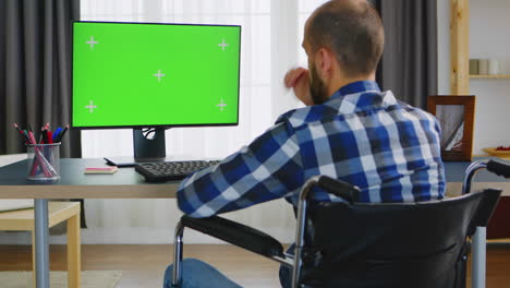 Green-mockup-in-front-of-disabled-person