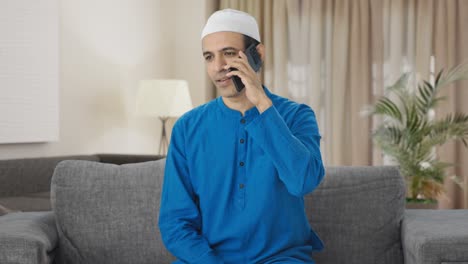 Hombre-Musulmán-Hablando-Por-Teléfono