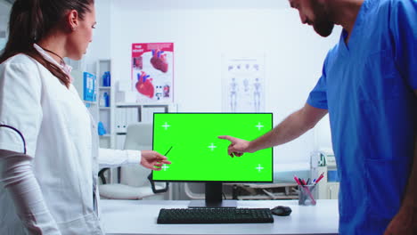 Arzt-Erklärt-Am-Computer-Mit-Grünem-Bildschirm