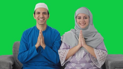 Glückliches-Muslimisches-Paar,-Das-Namaste-Auf-Grünem-Bildschirm-Macht