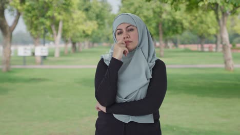 Verwirrte-Muslimische-Frau-Denkt-Etwas-Im-Park-Nach