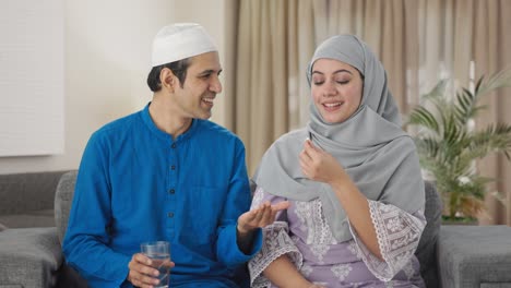 Glücklicher-Muslimischer-Ehemann,-Der-Seiner-Frau-Medikamente-Gibt