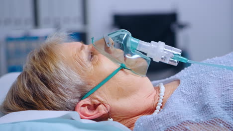 Portrait-of-retired-woman-breathing-with-difficulties-in-oxygen-mask