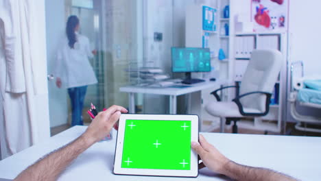 POV-Aufnahme-Eines-Sanitäters,-Der-Auf-Einem-Tablet-PC-Mit-Grünem-Bildschirm-Tippt