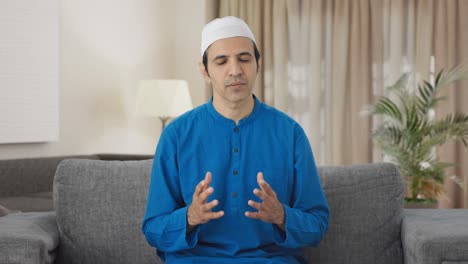 Hombre-Musulmán-Hablando-Con-La-Cámara