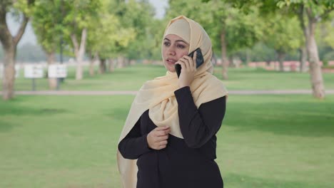 Mujer-Musulmana-Hablando-Por-Teléfono-En-El-Parque