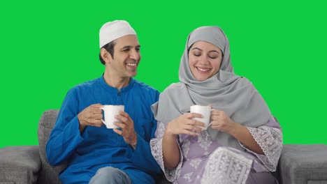 Muslimische-Frau-Bringt-Tee-Für-Ehemann,-Grüner-Bildschirm