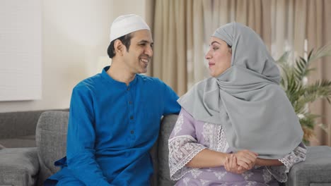 Glückliches-Muslimisches-Paar,-Das-Miteinander-Redet