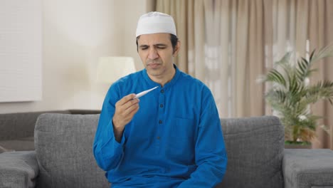 Musulmán-Enfermo-Controlando-La-Fiebre-Usando-Un-Termómetro