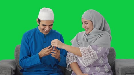Muslimische-Frau-Schenkt-Ihrem-Ehemann-Ein-Auto,-Grüner-Bildschirm
