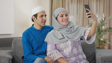 Glückliches-Muslimisches-Paar,-Das-Auf-Selfies-Klickt