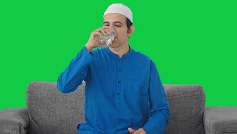 Muslimischer-Mann,-Der-Medikamente-Zur-Genesung-Isst,-Grüner-Bildschirm