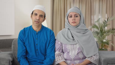 Muslimisches-Paar-Spricht-Mit-Der-Kamera