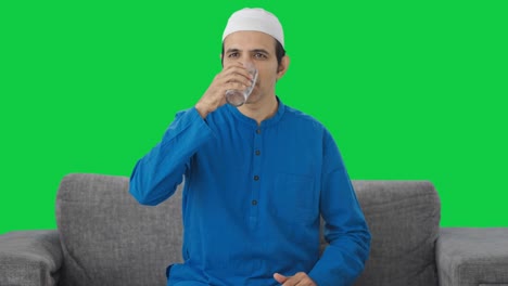Glücklicher-Muslimischer-Mann,-Der-Medizin-Isst,-Grüner-Bildschirm