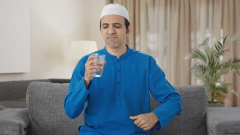 Hombre-Musulmán-Enfermo-Comiendo-Medicinas-Para-Recuperarse