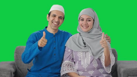 Glückliches-Muslimisches-Paar-Zeigt-Daumen-Hoch,-Grüner-Bildschirm