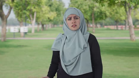 Wütende-Muslimische-Frau-Spricht-Im-Park-Mit-Der-Kamera