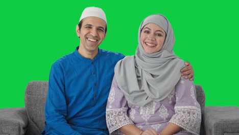 Glückliches-Muslimisches-Paar,-Das-Auf-Einem-Grünen-Bildschirm-Lacht