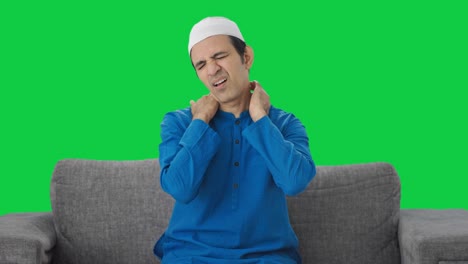 Kranker-Muslimischer-Mann-Leidet-Unter-Nackenschmerzen,-Grüner-Bildschirm